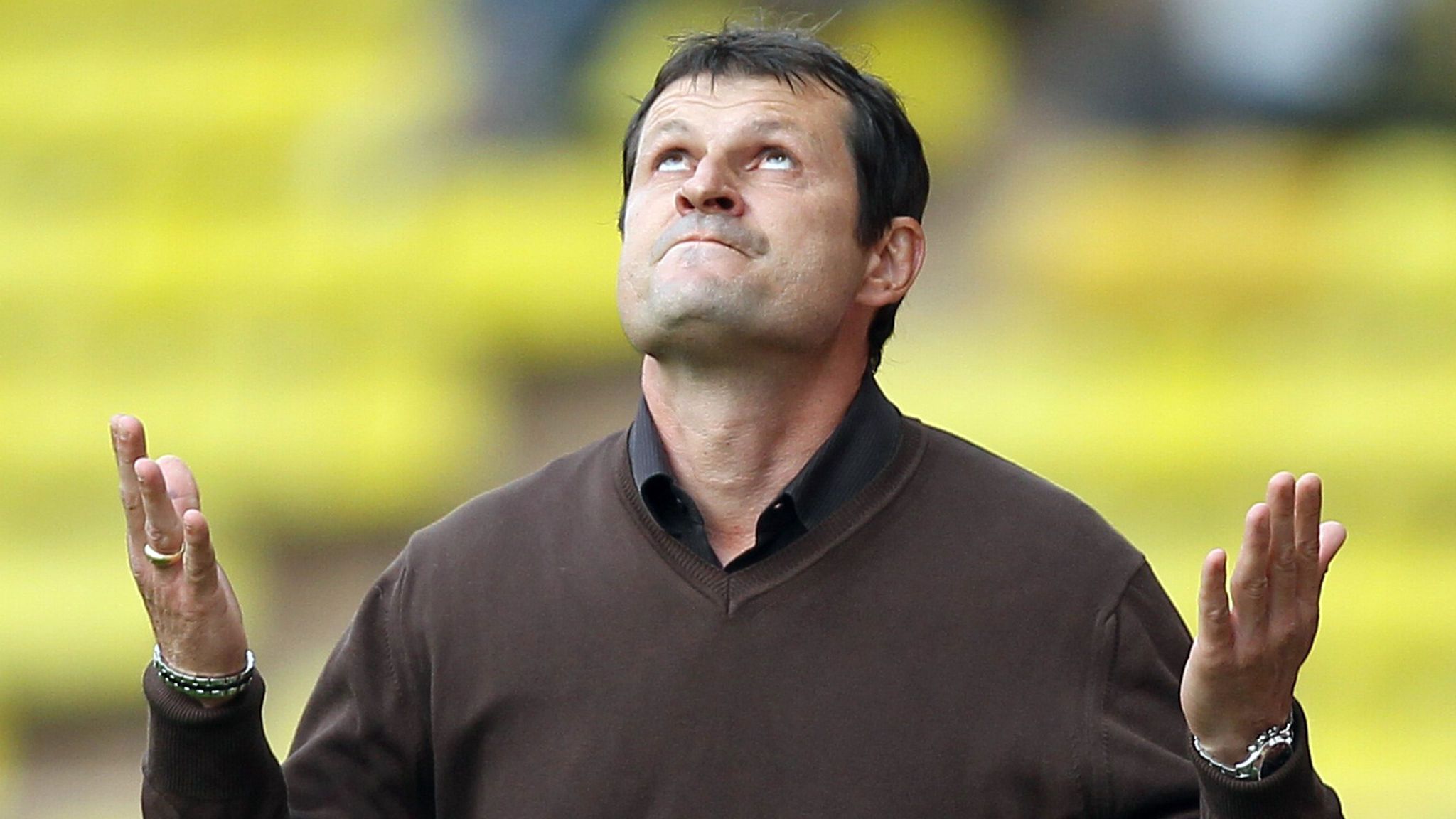 OFICIAL: Oldham sem treinador.