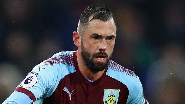 OFICIAL: Defour rescinde com Burnley e ruma à Bélgica.