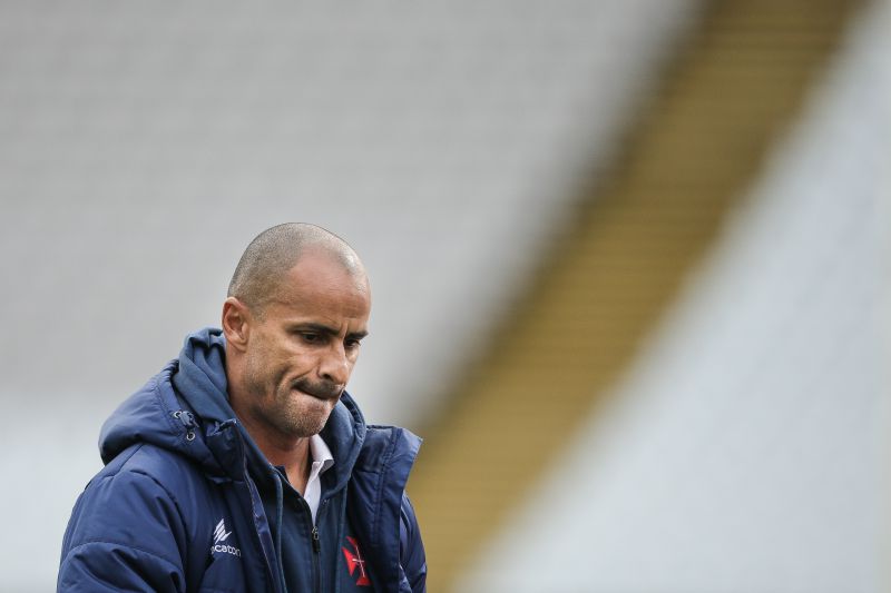 OFICIAL: Silas demitido.