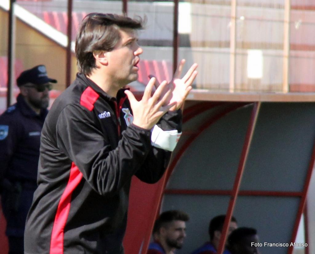 OFICIAL: Loures apresenta novo treinador.