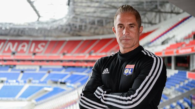 OFICIAL: Sylvinho demitido.