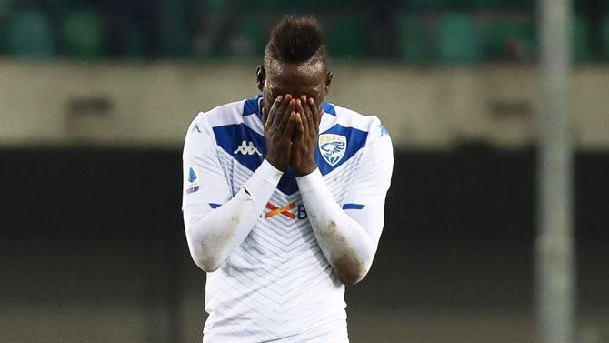 Adeptos do Brescia, apontam o dedo a Balotelli.