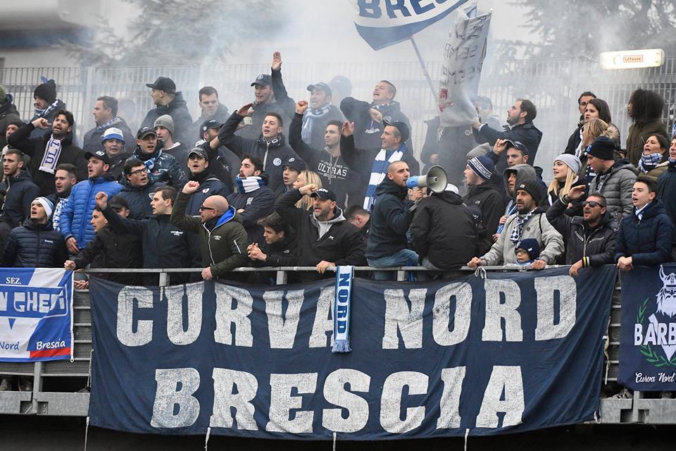 Adeptos do Brescia, apontam o dedo a Balotelli.