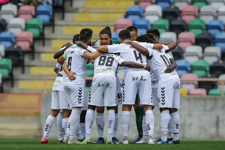 Chuteiras não chegam e jogo adiado!