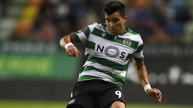 Paulo Fonseca com olho apontado para Acuña