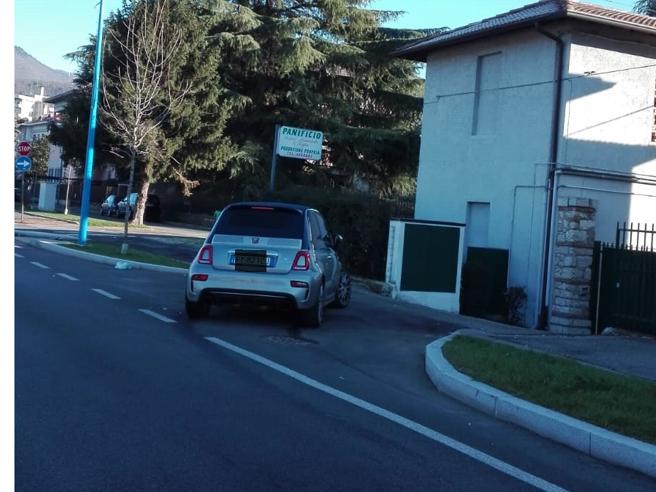 Balotelli engana-se na garagem, embate com o carro e vai dormir