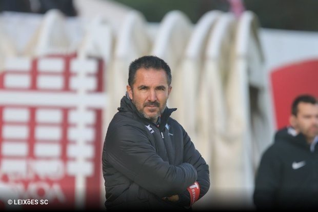 Leixões fica mais longe da subida e despede treinador