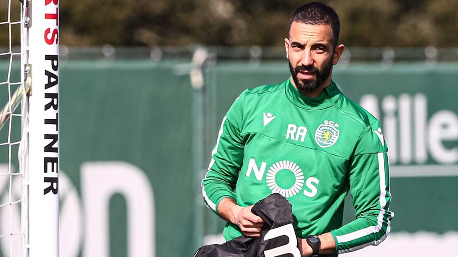 Rúben Amorim sempre atento nos treinos para a nova etapa de Sporting.
