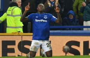 Jogador do Everton organizou festa de sexo em grupo