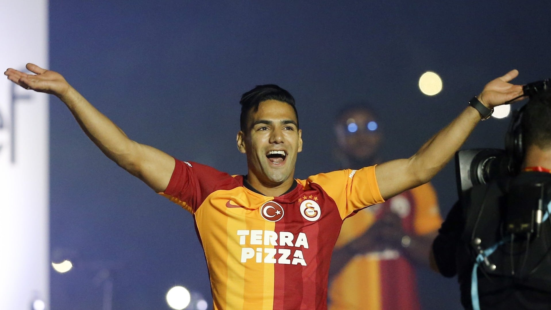 Falcao disponível para venda.