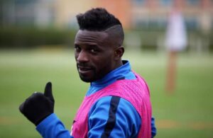 OFICIAL: Varela permanece.