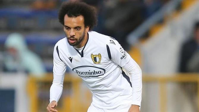 Dragão olha para Fábio Martins e Gustavo Assunção.