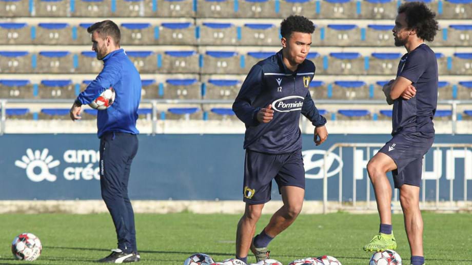 Dragão olha para Fábio Martins e Gustavo Assunção.