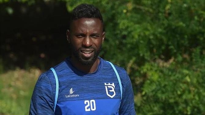 OFICIAL: Varela permanece.