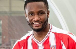 OFICIAL: Obi Mikel de regresso ao futebol inglês.