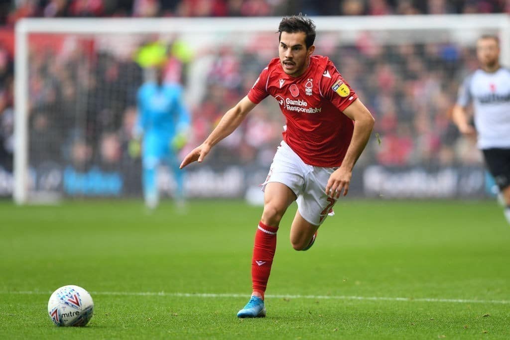 Pedro Martins tenta Yuri Ribeiro.