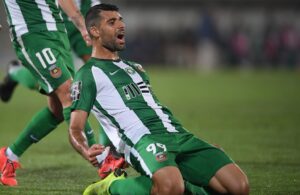 Taremi com emblemas da Premier League à perna.