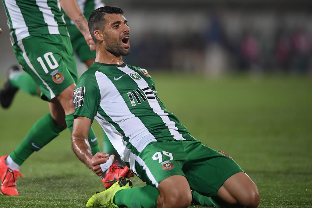 Taremi com emblemas da Premier League à perna.