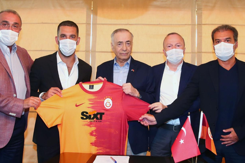 OFICIAL: Arda Turan regressa 9 anos depois.