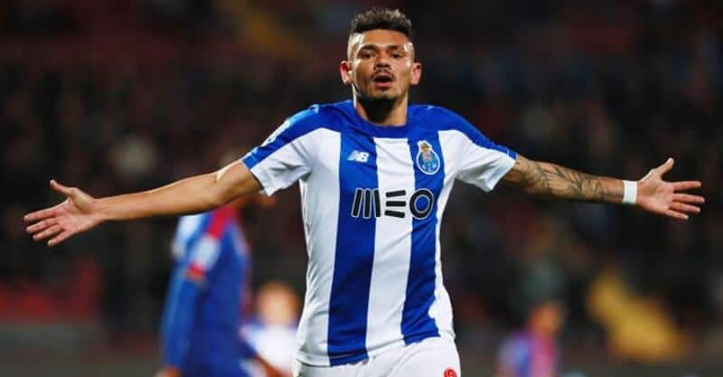 Lokomotiv entra em cena por Soares.