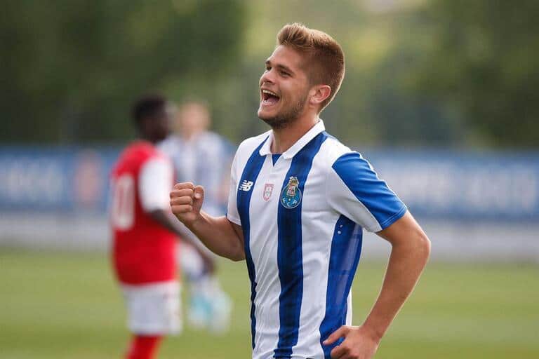 Diogo Queirós na lista da Lazio.