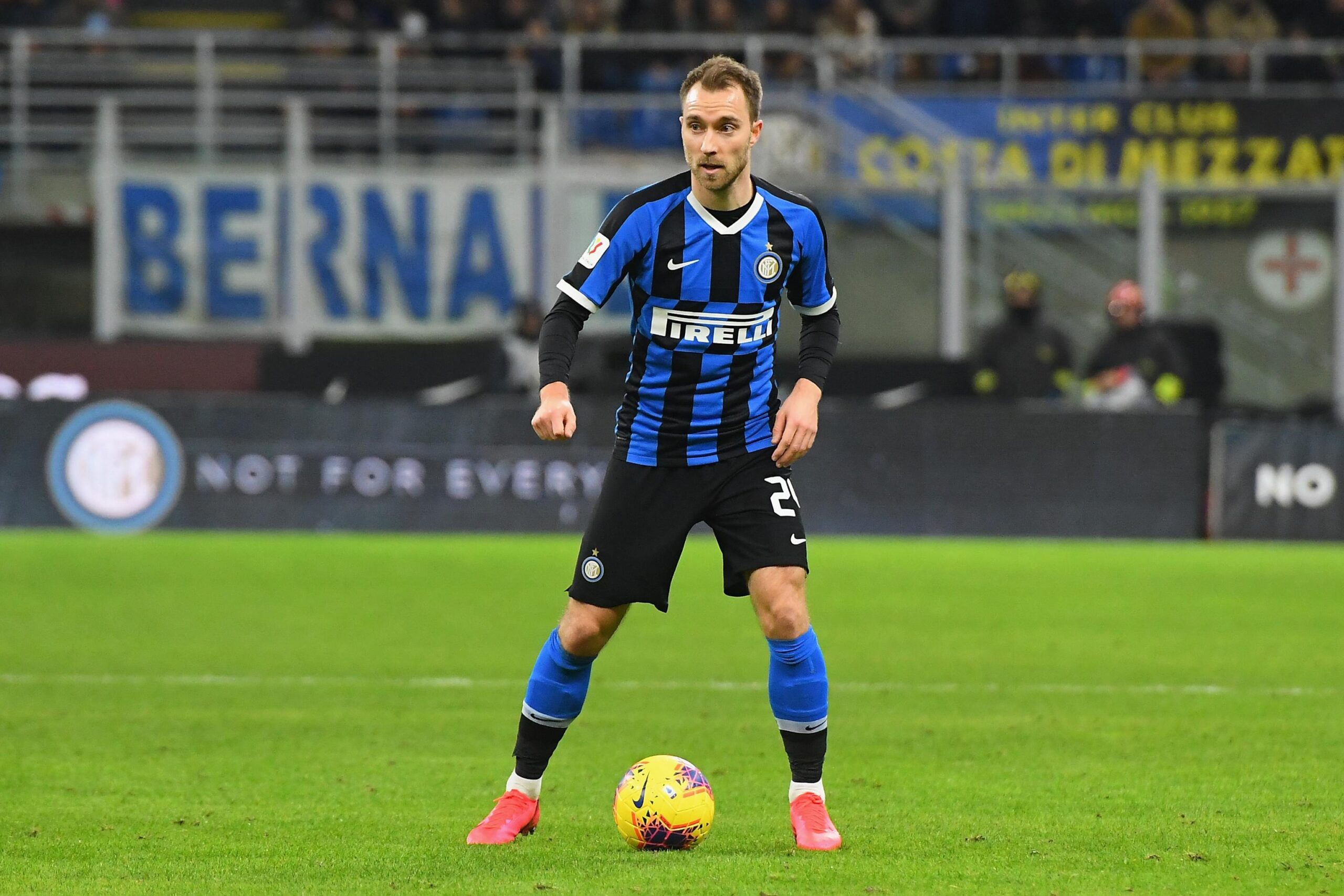 Eriksen com porta aberta.