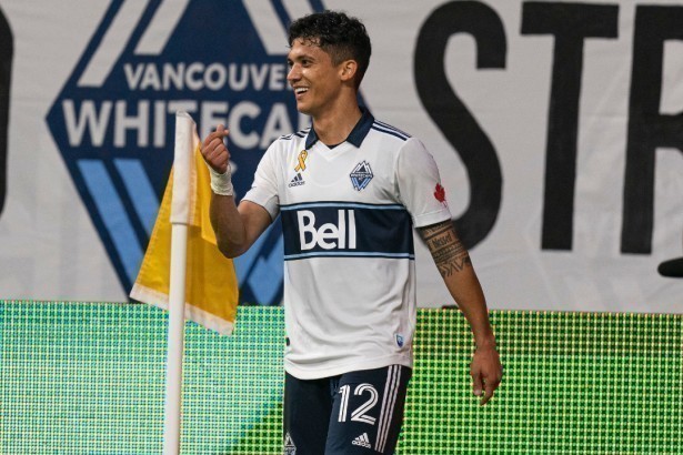 Sai Paulinho, entra Freddy Montero.