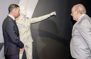 Conceição com uma estátua no museu do FC Porto