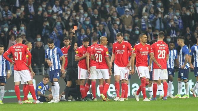 Benfica pede mais exigências no VAR; veja nota