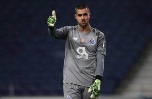 Diogo Costa com o prêmio da posição em janeiro