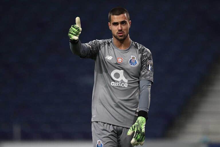 Diogo Costa com o prêmio da posição em janeiro