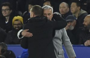 Mourinho se encontra com Rodgers e brinca com prenda ganha