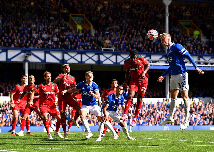 Sem oportunidades em Portugal avançado ruma à Premier League
