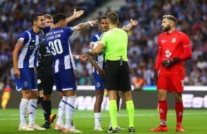 Usar o telemóvel? Árbitro do FC Porto dá a volta ao mundo!