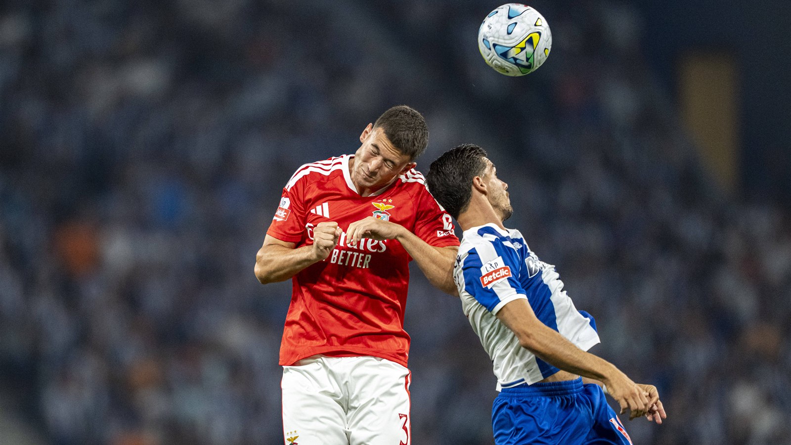 Circati e André Silva disputam a bola de cabeça no FC Porto-Benfica