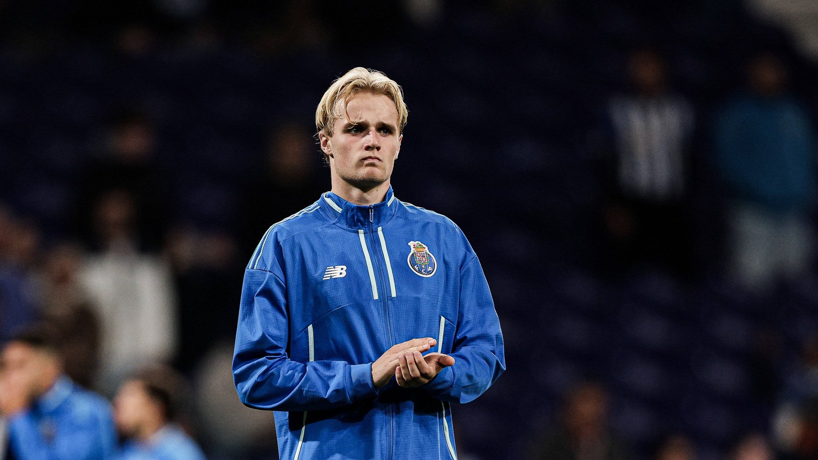 Victor Froholdt, médio do FC Porto, a aplaudir os adeptos no Estádio do Dragão