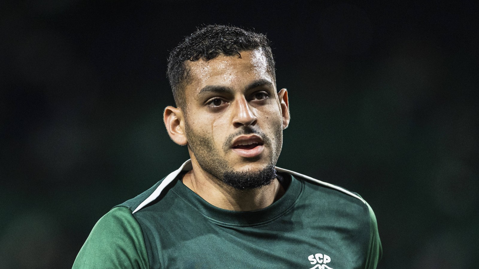 Kaique, guarda-redes do Sporting, com a camisola de treino verde